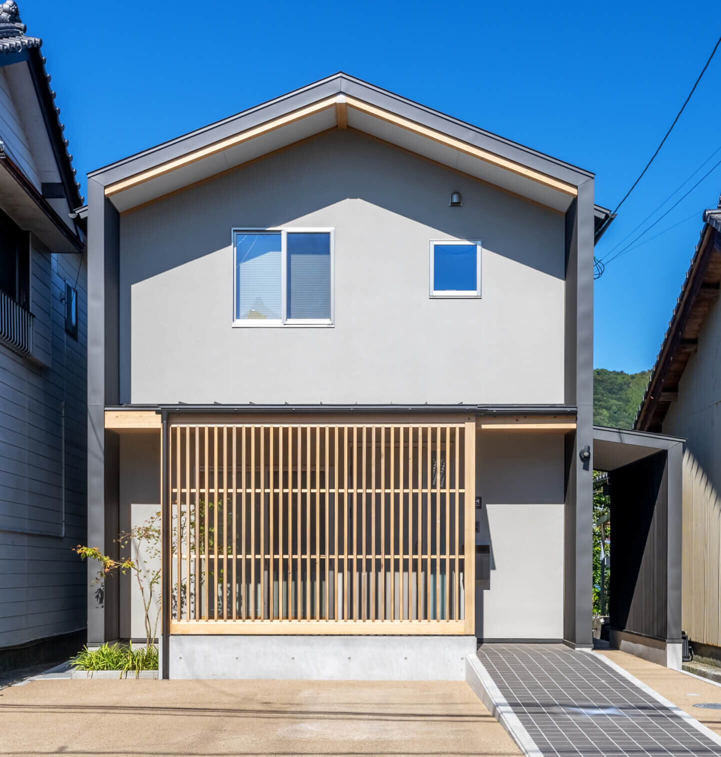 敷地の形に沿って建つ家