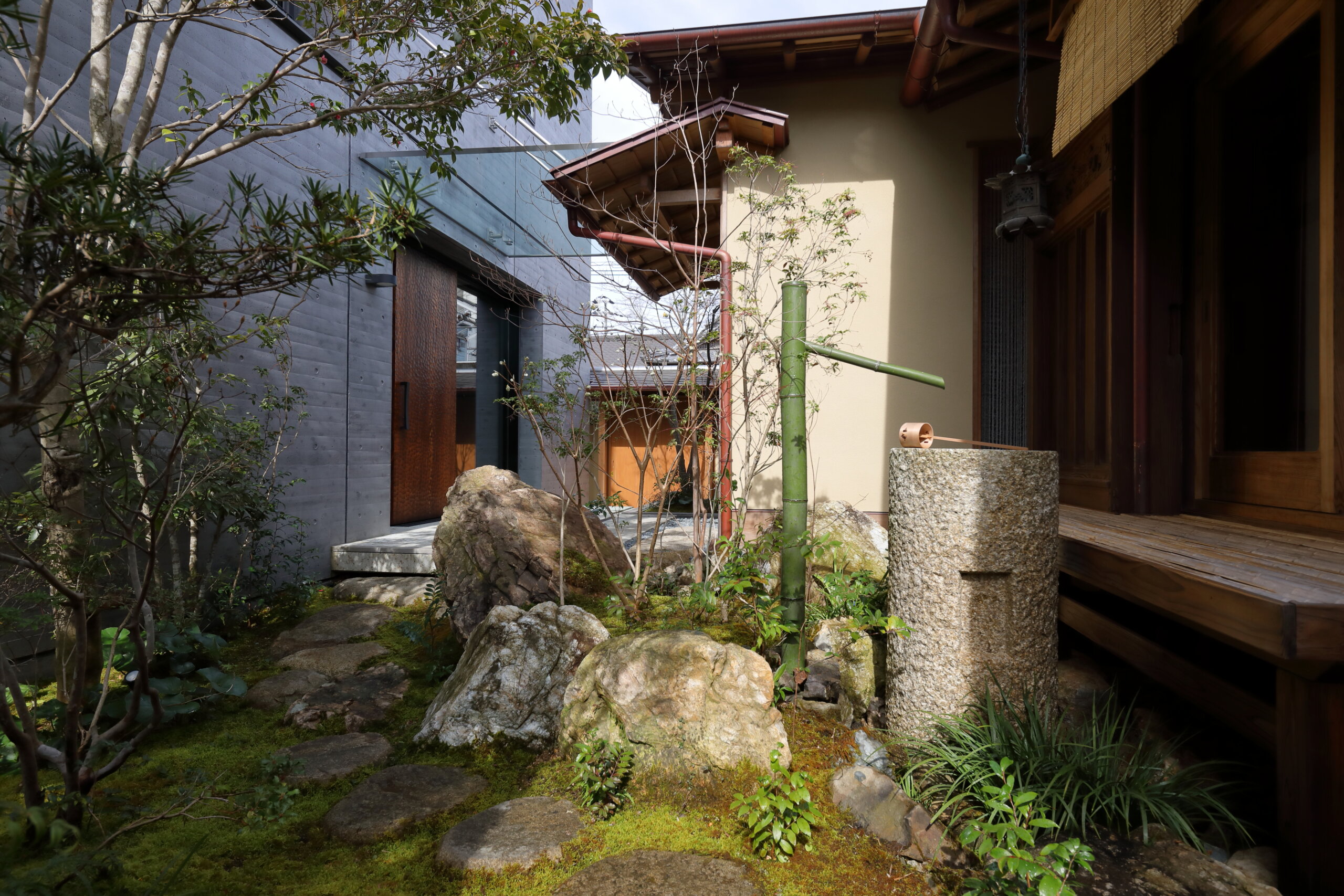 庭園　　　　　（写真：河上展儀）