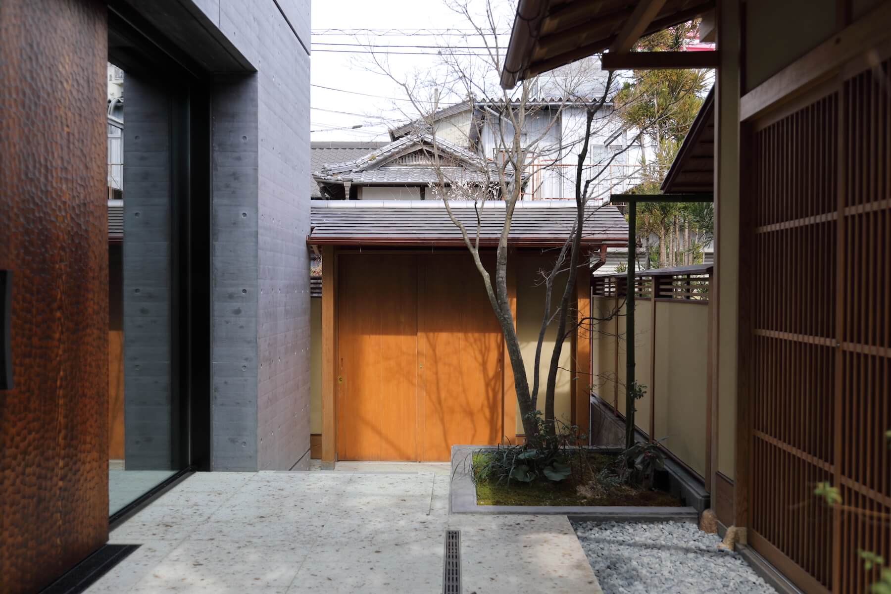 アプローチ　　　　　（写真：河上展儀）