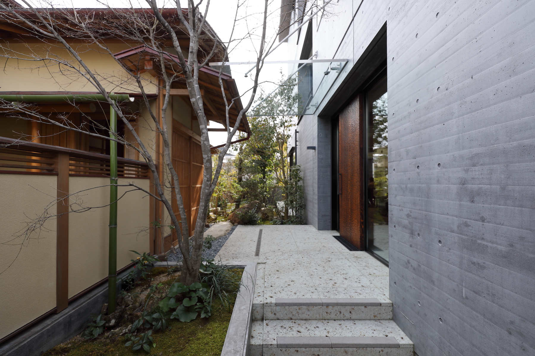 アプローチ　　　　　（写真：河上展儀）