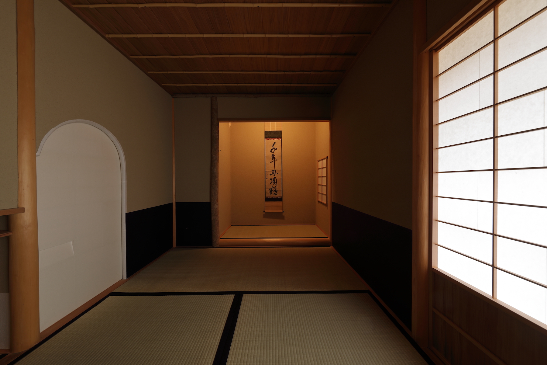 茶室内部（弄月亭）　　　　　（写真：河上展儀）