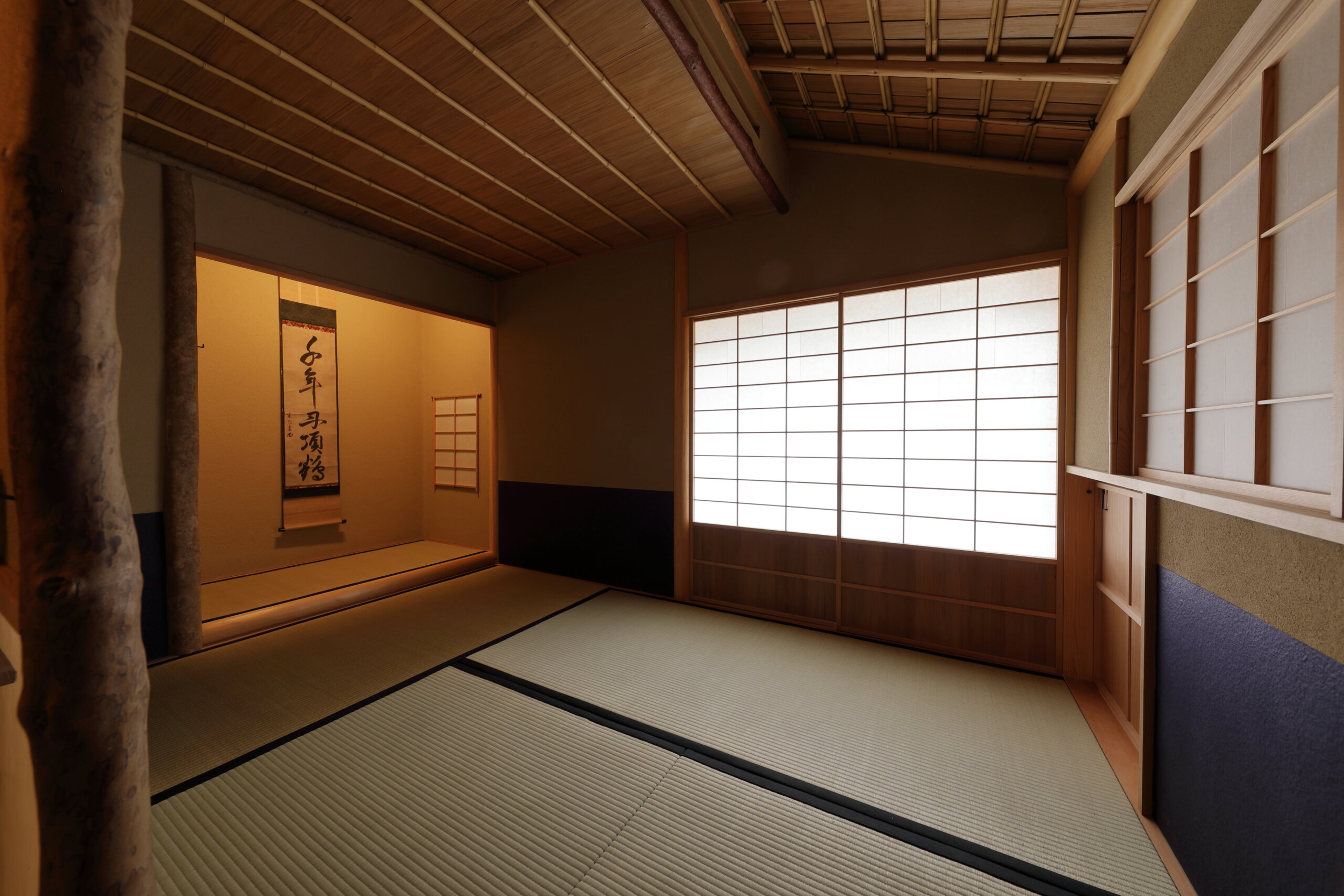 茶室内部（弄月亭）　　　　　（写真：河上展儀）
