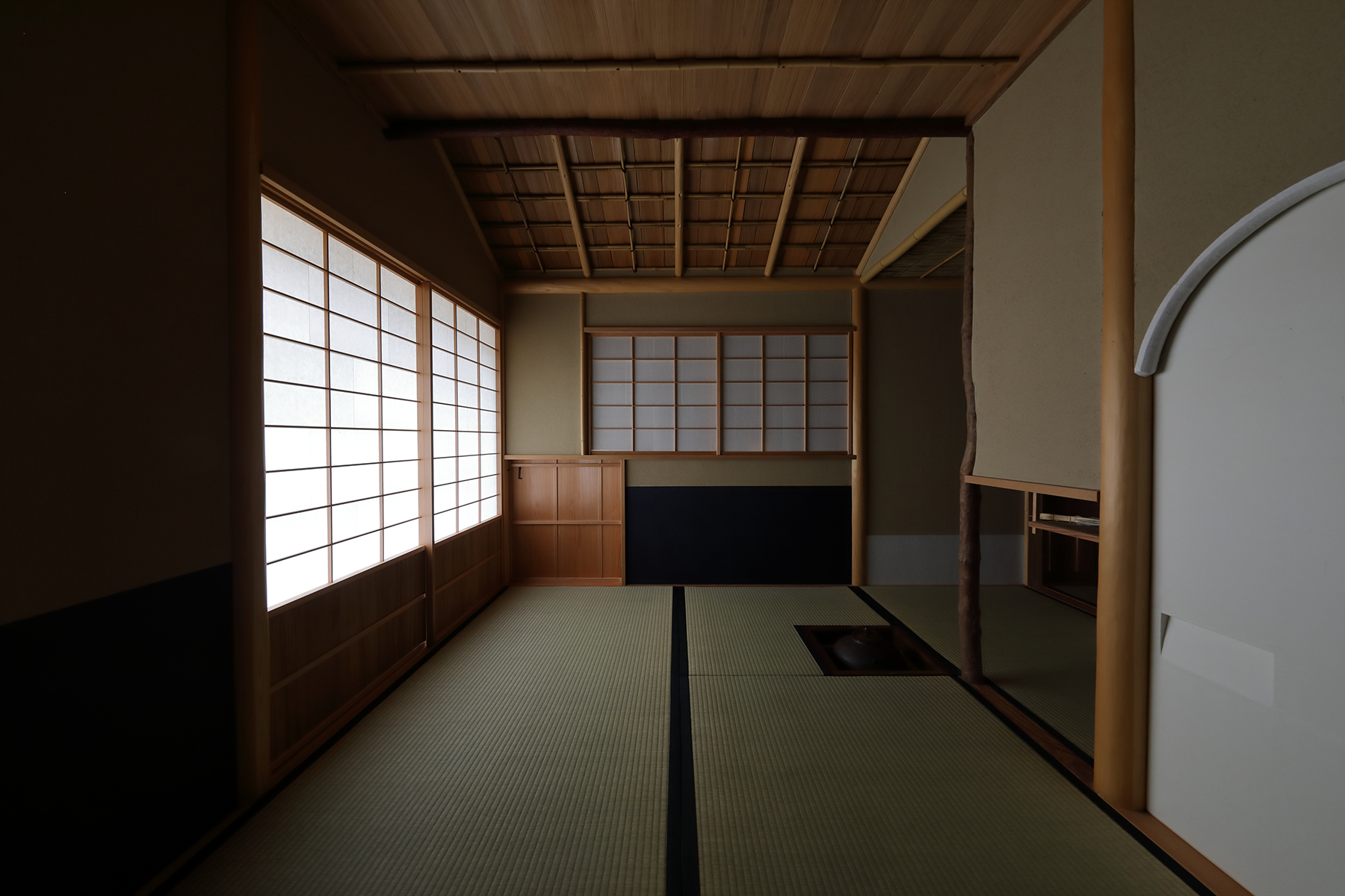 茶室内部（弄月亭）　　　　　（写真：河上展儀）