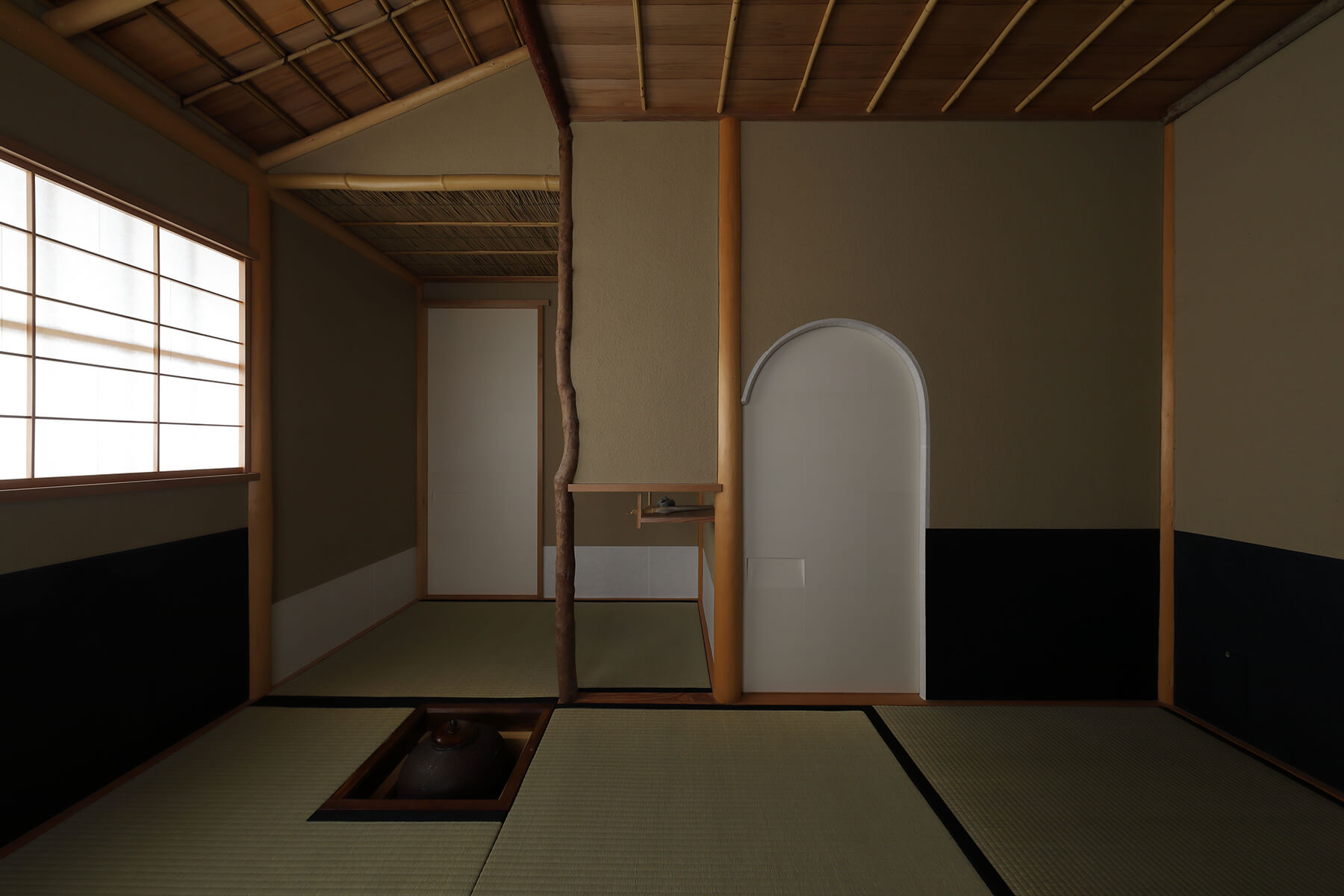 茶室内部（弄月亭）　　　　　（写真：河上展儀）