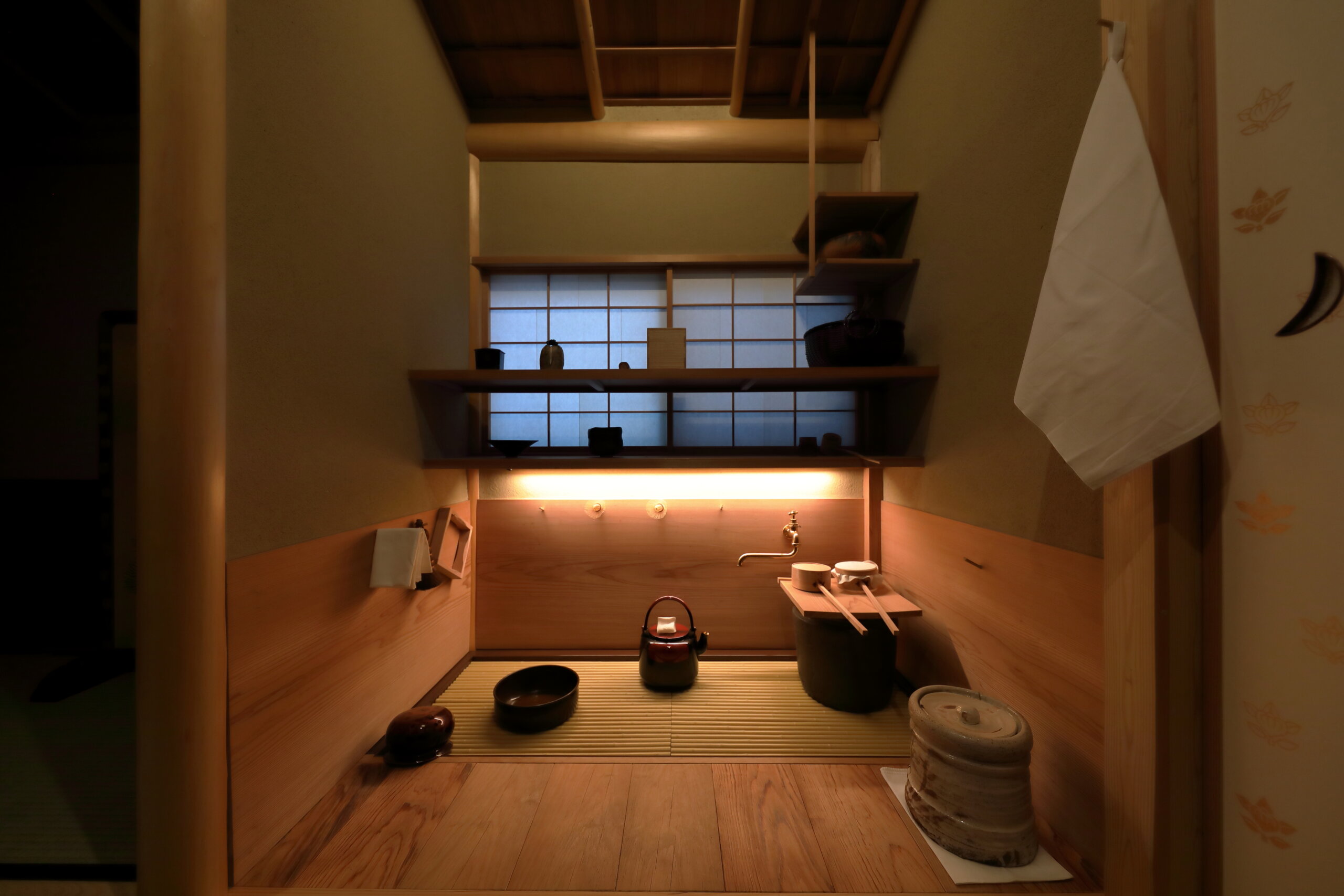 水屋（弄月亭）　　　　　（写真：河上展儀）