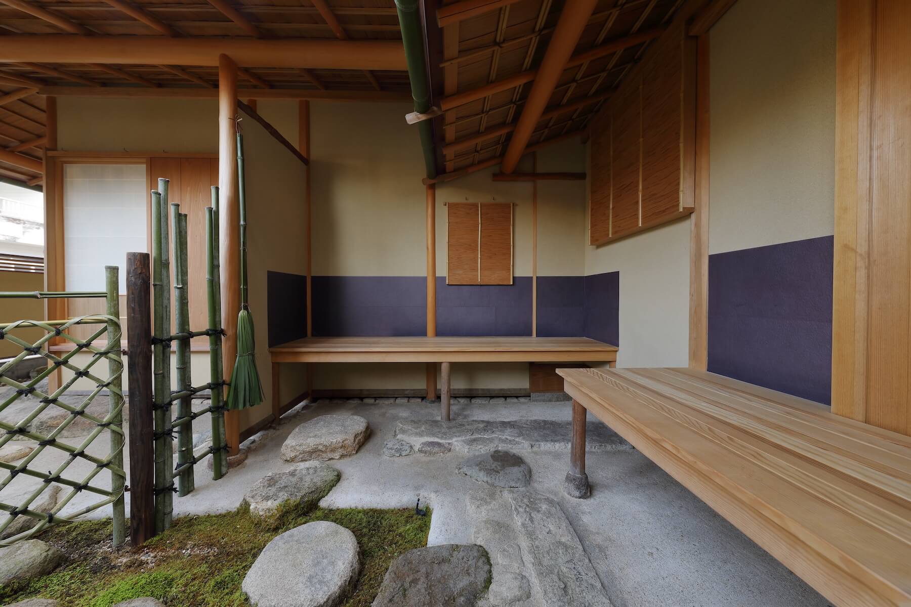 茶室の待席（弄月亭）　　　　　（写真：河上展儀）